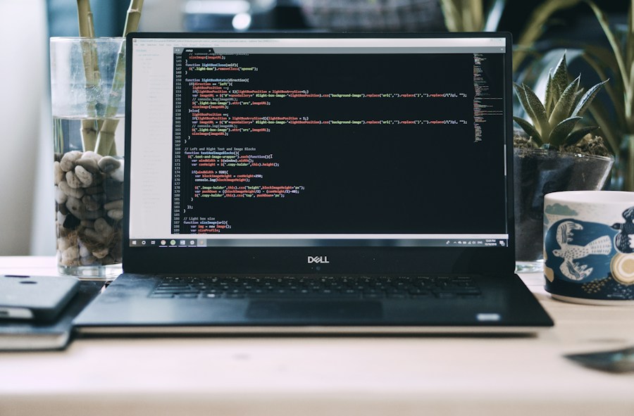 Un ordinateur affiche le code d’un site internet